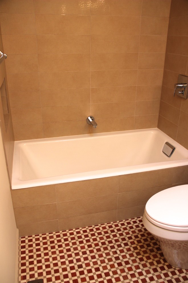 Modelo de cuarto de baño bohemio pequeño con lavabo encastrado, bañera encastrada, combinación de ducha y bañera, sanitario de dos piezas, baldosas y/o azulejos multicolor, baldosas y/o azulejos en mosaico, paredes beige y suelo de mármol