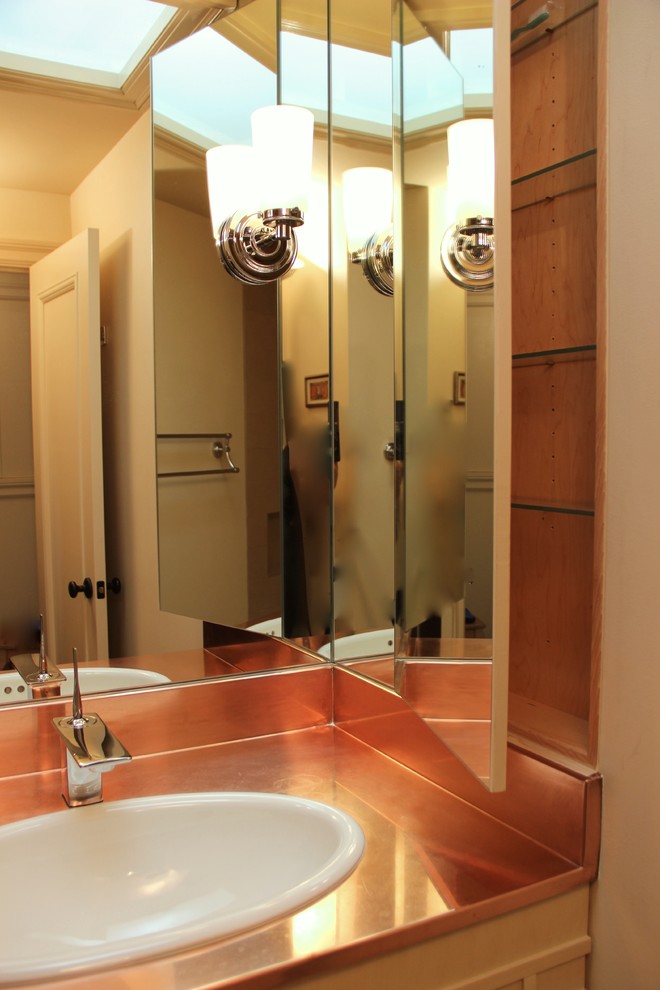 シアトルにあるお手頃価格の小さなエクレクティックスタイルのおしゃれな浴室 (オーバーカウンターシンク、家具調キャビネット、ベージュのキャビネット、銅の洗面台、ドロップイン型浴槽、シャワー付き浴槽	、分離型トイレ、マルチカラーのタイル、モザイクタイル、ベージュの壁、大理石の床) の写真