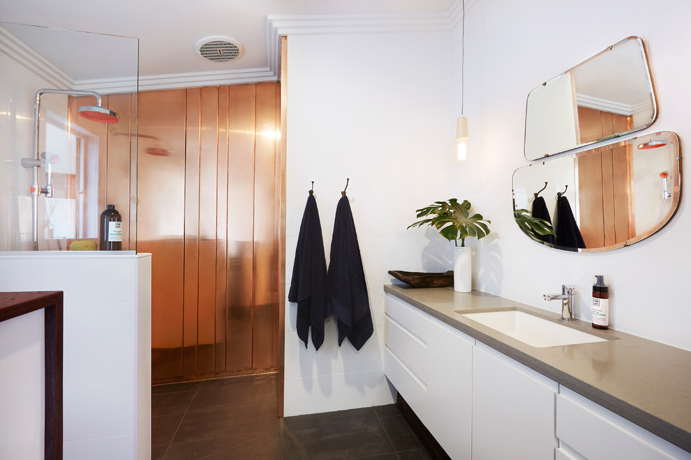 Idéer för ett stort klassiskt en-suite badrum, med möbel-liknande, vita skåp, grå kakel och bänkskiva i akrylsten
