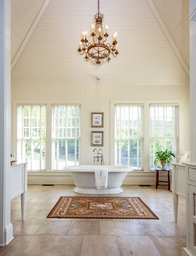 Idee per una stanza da bagno country con ante bianche, vasca freestanding, pareti beige e ante in stile shaker