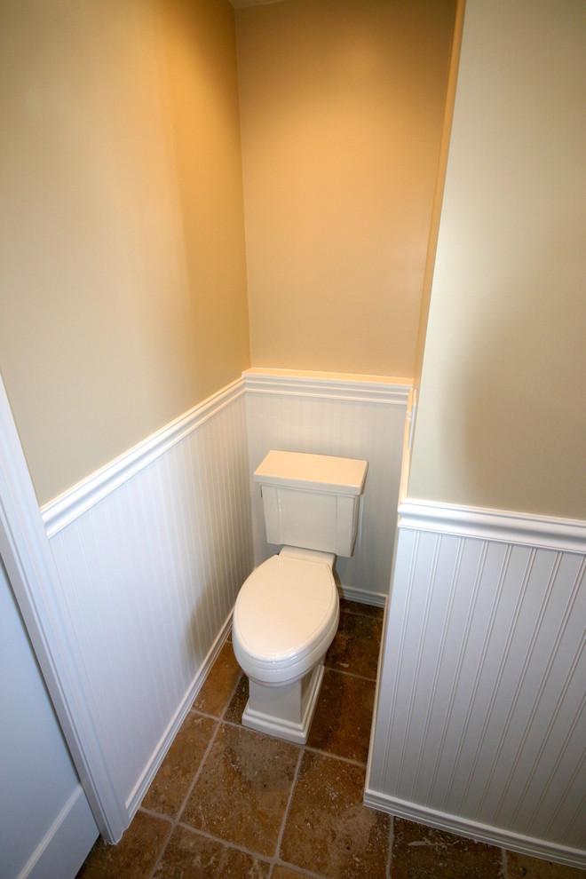 Exemple d'un WC et toilettes chic en bois foncé de taille moyenne avec un plan vasque, un placard en trompe-l'oeil, un plan de toilette en marbre, WC séparés, un carrelage marron, un carrelage de pierre, un mur beige et un sol en travertin.