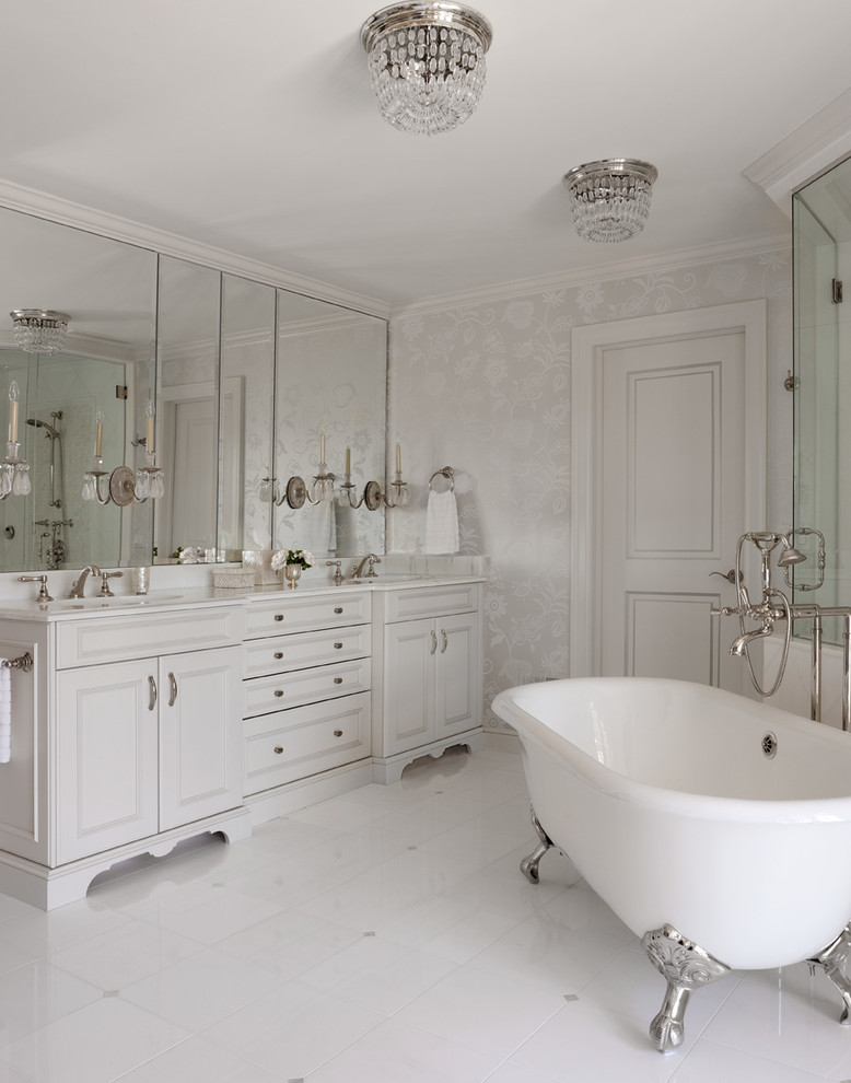 Modelo de cuarto de baño principal, clásico, con armarios con paneles empotrados, puertas de armario blancas, bañera con patas, ducha esquinera y paredes multicolor