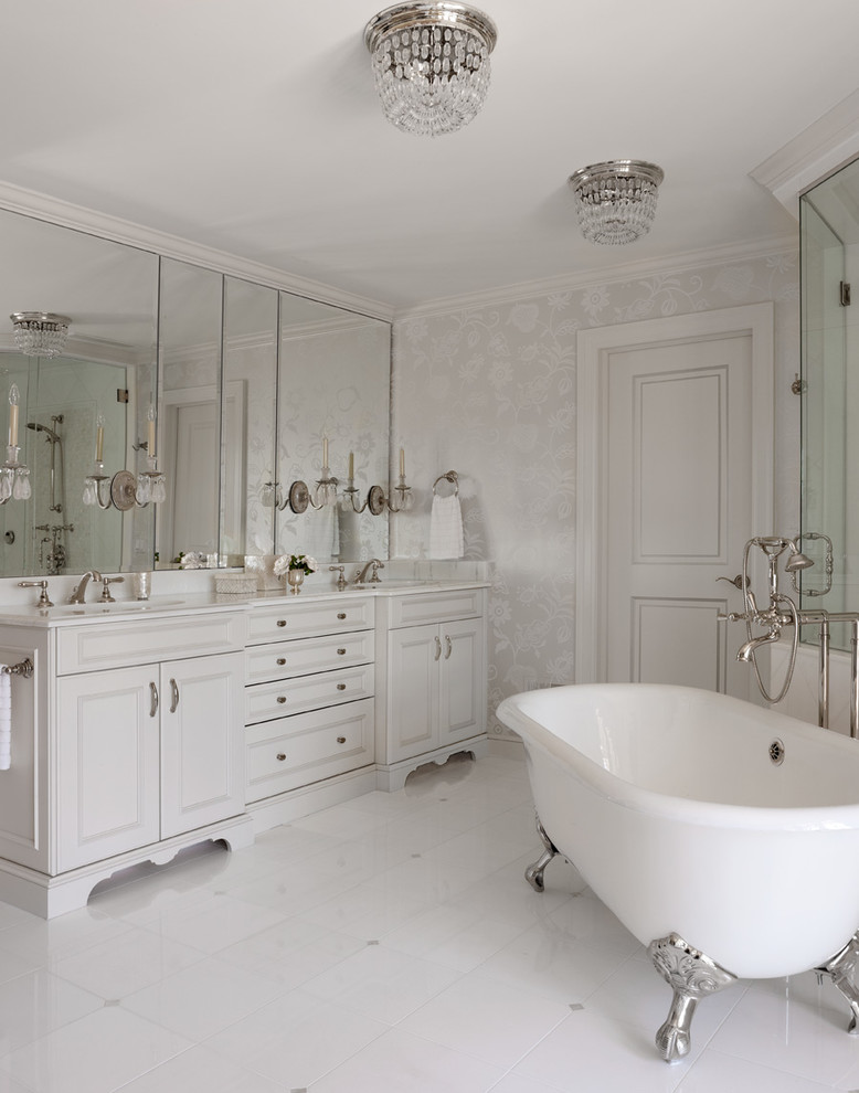 Exempel på ett klassiskt en-suite badrum, med luckor med infälld panel, vita skåp, ett badkar med tassar, en hörndusch och flerfärgade väggar