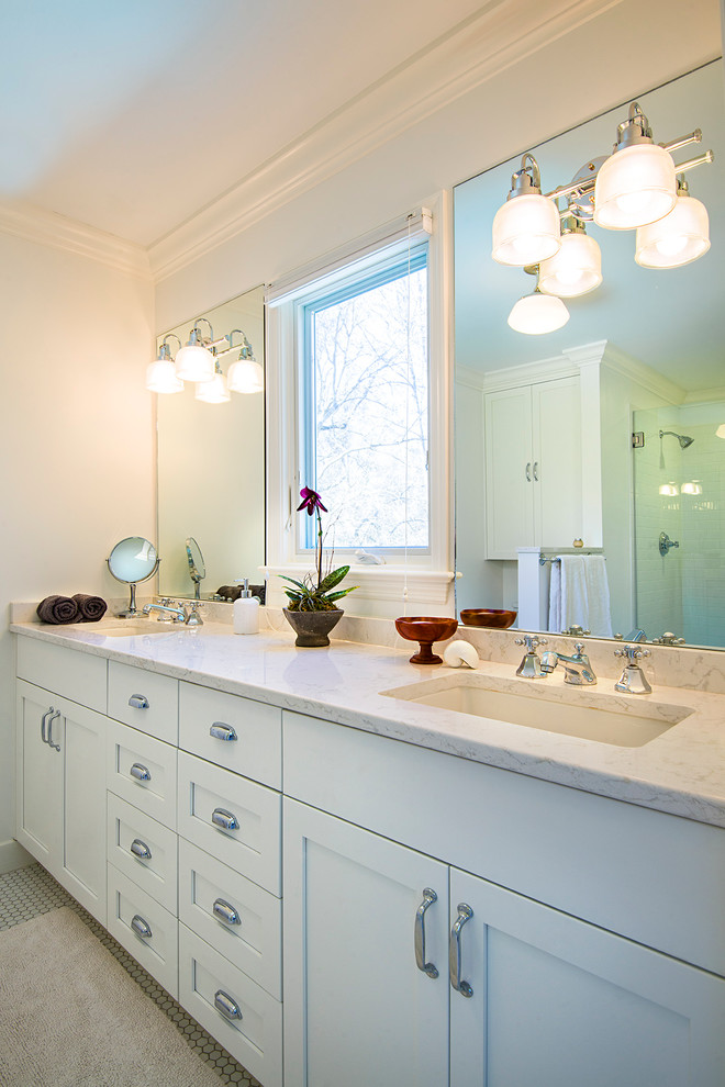 Diseño de cuarto de baño principal tradicional renovado de tamaño medio con lavabo bajoencimera, armarios estilo shaker, puertas de armario blancas, encimera de cuarcita, paredes blancas y suelo con mosaicos de baldosas