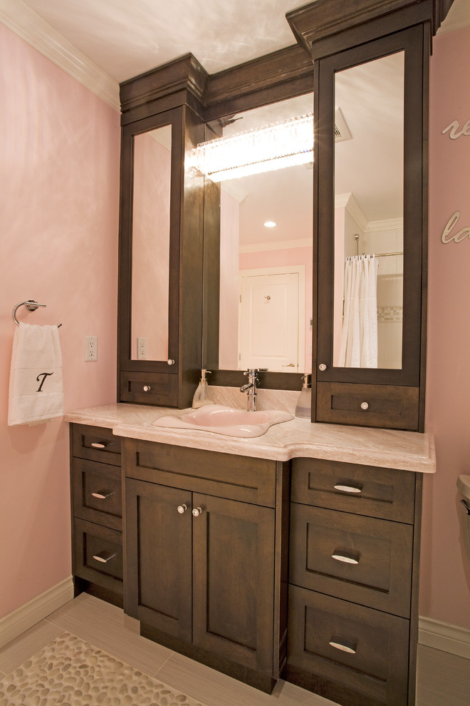 На фото: большая детская ванная комната в классическом стиле с накладной раковиной, фасадами в стиле шейкер, темными деревянными фасадами, столешницей из гранита, накладной ванной, двойным душем, унитазом-моноблоком, коричневой плиткой, каменной плиткой, розовыми стенами и полом из галечной плитки с