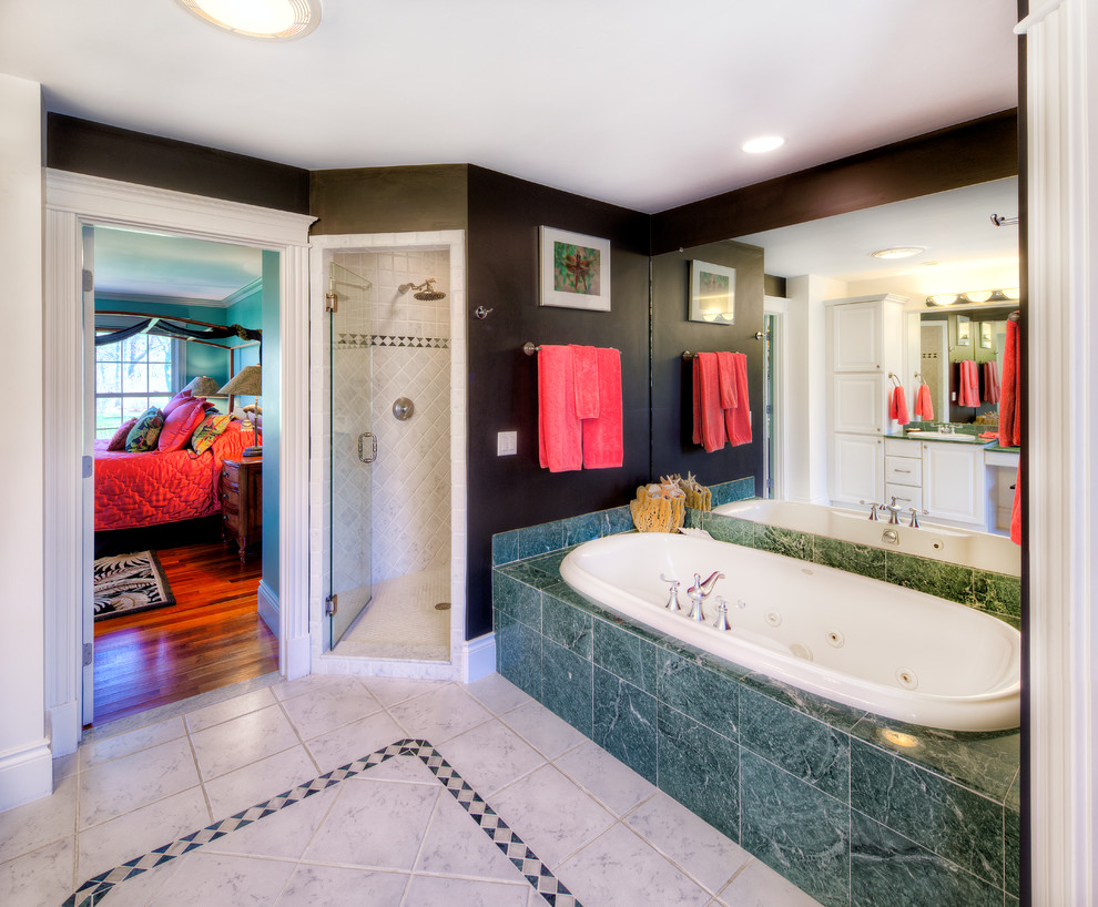 Идея дизайна: главная ванная комната среднего размера в стиле фьюжн с ванной в нише, угловым душем, черными стенами, фасадами с выступающей филенкой, белыми фасадами, мраморной столешницей, зеленой плиткой и полом из керамической плитки