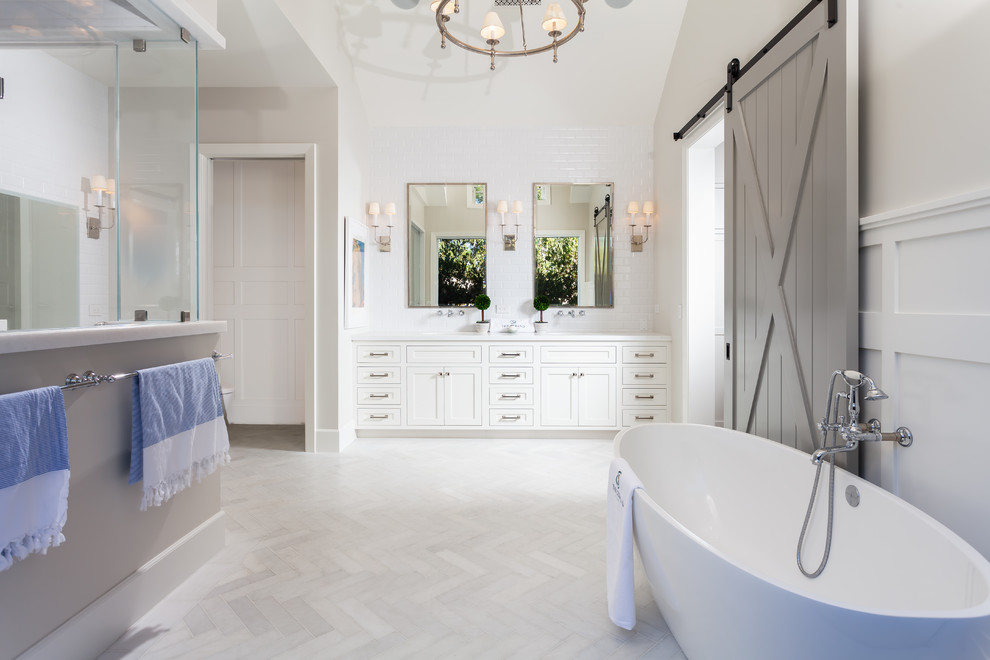 Источник вдохновения для домашнего уюта: главная ванная комната в морском стиле с фасадами в стиле шейкер, белыми фасадами, отдельно стоящей ванной, белой плиткой, плиткой кабанчик, белым полом, белой столешницей и зеркалом с подсветкой