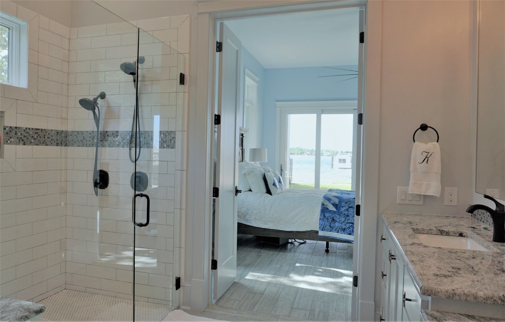 Esempio di una stanza da bagno tropicale con ante bianche, piastrelle bianche, piastrelle diamantate e top in granito