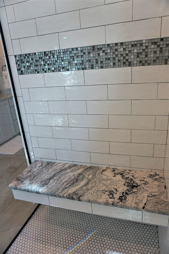 Exempel på ett exotiskt badrum, med vita skåp, vit kakel, tunnelbanekakel och granitbänkskiva