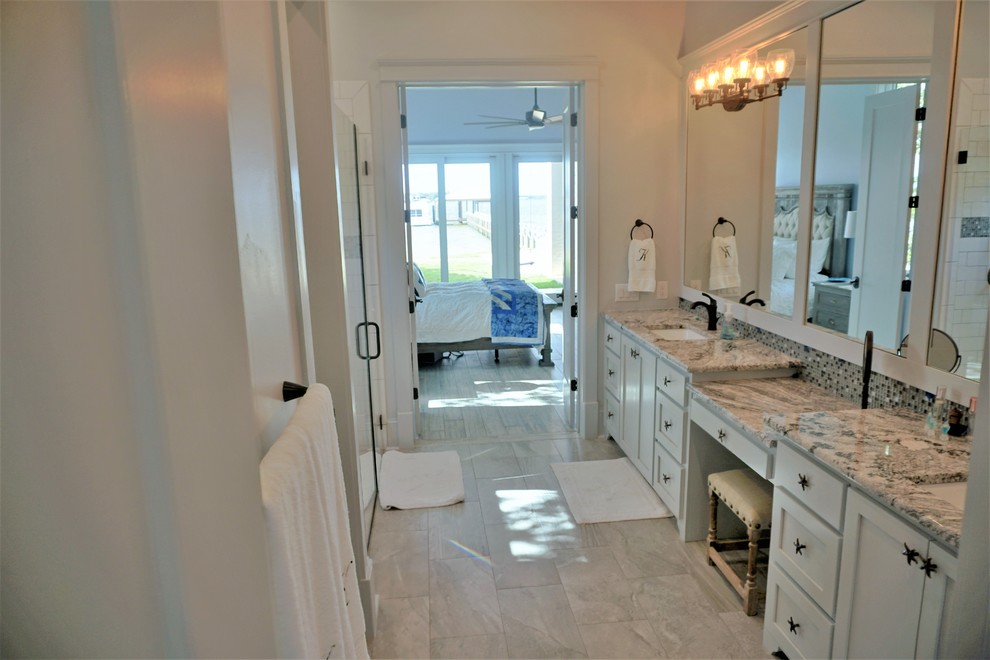 Maritimes Badezimmer mit weißen Schränken, weißen Fliesen, Metrofliesen und Granit-Waschbecken/Waschtisch in Miami
