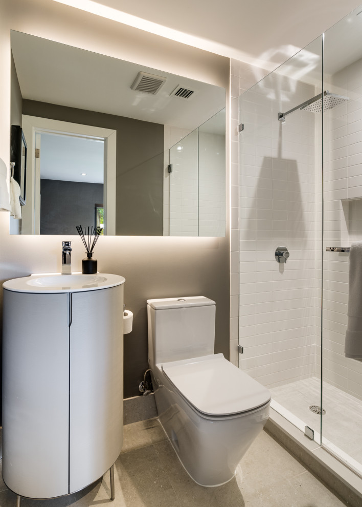 Свежая идея для дизайна: главная ванная комната среднего размера в современном стиле с фасадами с выступающей филенкой, белыми фасадами, унитазом-моноблоком, белой плиткой, плиткой кабанчик, серыми стенами, полом из керамогранита, раковиной с пьедесталом, душем с распашными дверями, белой столешницей, нишей, тумбой под одну раковину, напольной тумбой, обоями на стенах, бежевым полом, душем в нише и столешницей из плитки - отличное фото интерьера