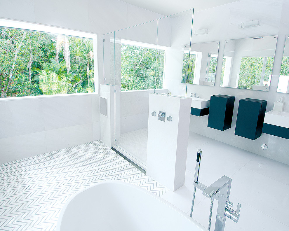 Idee per una stanza da bagno padronale minimal con vasca freestanding, piastrelle bianche, piastrelle in pietra, pareti bianche e pavimento in marmo