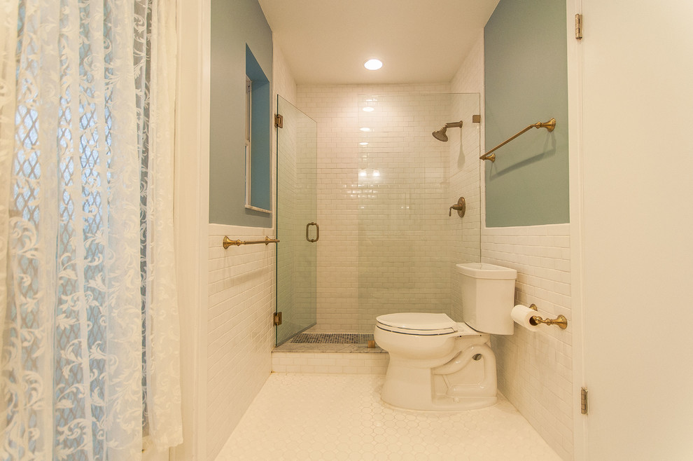 Imagen de cuarto de baño clásico con lavabo bajoencimera, puertas de armario con efecto envejecido, encimera de mármol, ducha abierta, sanitario de dos piezas, baldosas y/o azulejos blancos y baldosas y/o azulejos de cemento