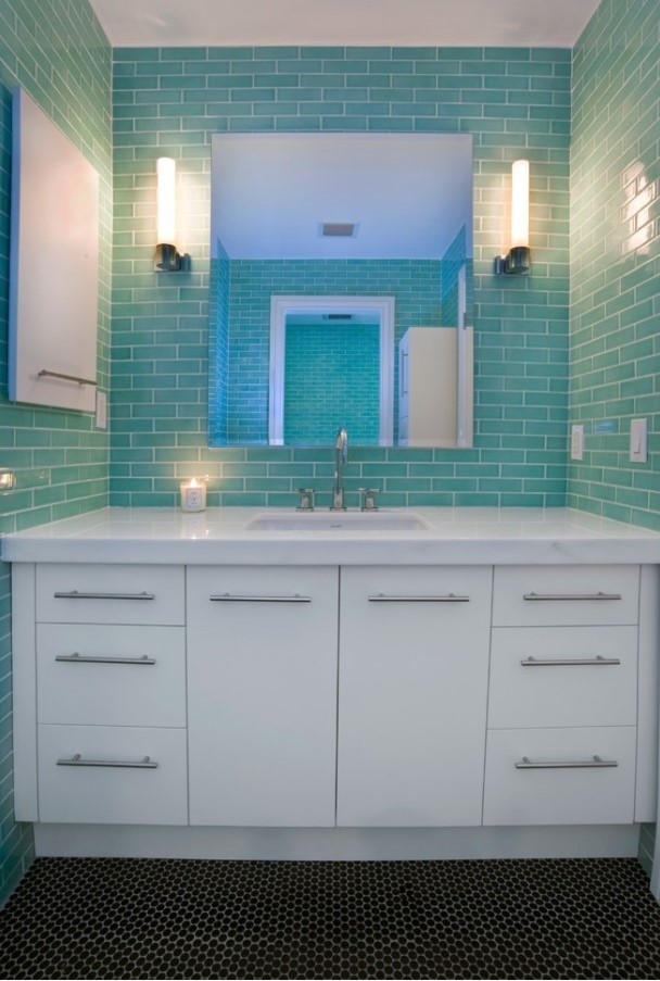 Пример оригинального дизайна: детская ванная комната среднего размера в стиле шебби-шик с плоскими фасадами, душем в нише, зеленой плиткой, плиткой мозаикой, полом из мозаичной плитки, врезной раковиной, столешницей из искусственного кварца, белым полом и душем с распашными дверями