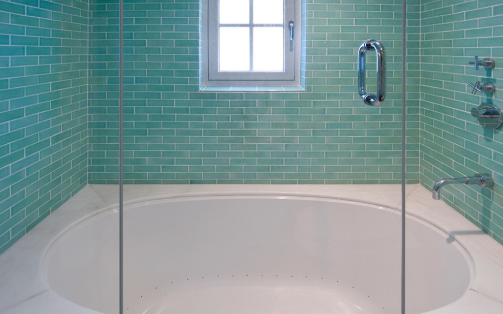 Стильный дизайн: детская ванная комната среднего размера в стиле шебби-шик с плоскими фасадами, душем в нише, зеленой плиткой, плиткой мозаикой, полом из мозаичной плитки, врезной раковиной, столешницей из искусственного кварца, белым полом и душем с распашными дверями - последний тренд