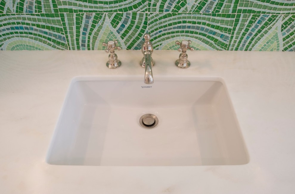 Immagine di una stanza da bagno per bambini stile shabby di medie dimensioni con ante lisce, doccia alcova, piastrelle verdi, piastrelle a mosaico, pavimento con piastrelle a mosaico, lavabo sottopiano, top in quarzo composito, pavimento bianco e porta doccia a battente