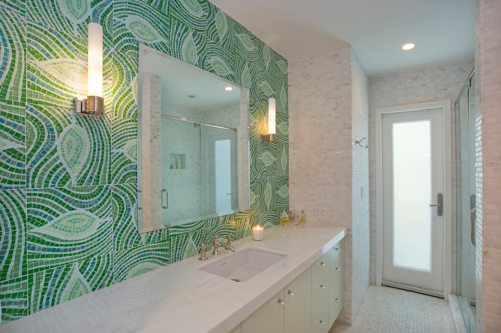 Foto di una stanza da bagno per bambini di medie dimensioni con lavabo sottopiano, ante lisce, ante verdi, top in marmo, piastrelle verdi, piastrelle di vetro e pavimento con piastrelle a mosaico