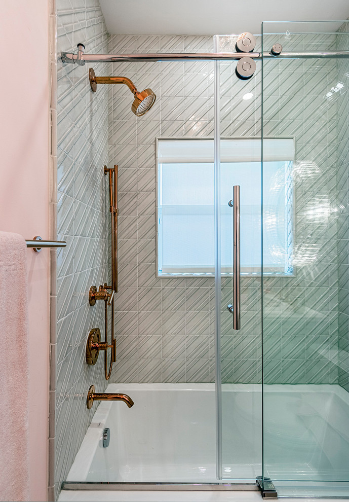 Пример оригинального дизайна: маленькая детская ванная комната в морском стиле с фасадами островного типа, серыми фасадами, ванной в нише, душем над ванной, унитазом-моноблоком, зеленой плиткой, керамической плиткой, зелеными стенами, полом из мозаичной плитки, врезной раковиной, столешницей из искусственного кварца, зеленым полом, душем с раздвижными дверями и белой столешницей для на участке и в саду