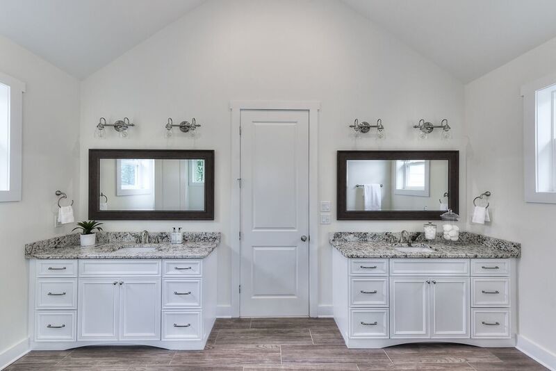 Foto di una grande stanza da bagno padronale stile marino con ante a filo, ante bianche, pareti bianche, parquet scuro, lavabo sottopiano, top in granito, pavimento marrone e top grigio