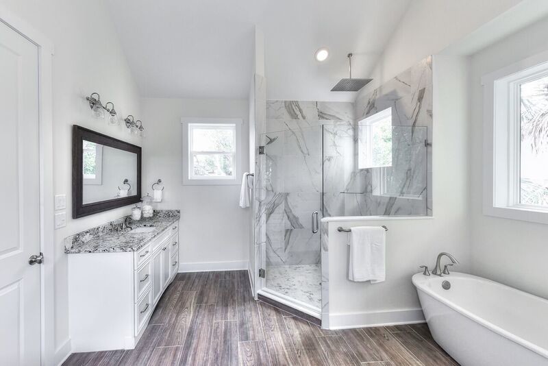 Idéer för mellanstora vintage grått en-suite badrum, med luckor med infälld panel, vita skåp, ett fristående badkar, en hörndusch, grå kakel, marmorkakel, vita väggar, mörkt trägolv, ett undermonterad handfat, granitbänkskiva, brunt golv och dusch med gångjärnsdörr