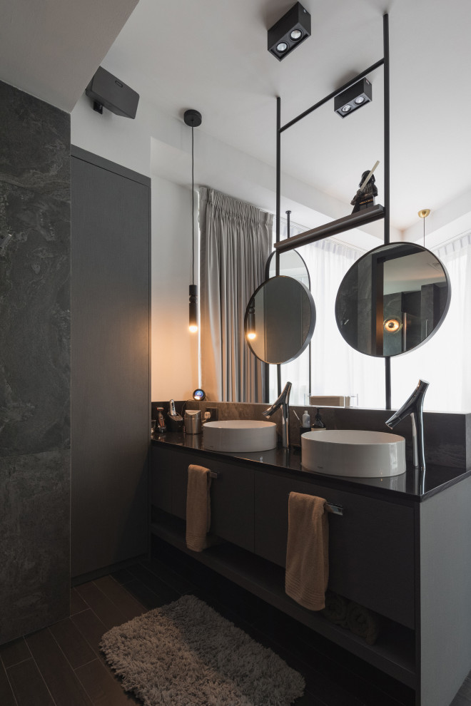 Идея дизайна: ванная комната в современном стиле с плоскими фасадами, серыми фасадами, белыми стенами, настольной раковиной, черным полом, черной столешницей, тумбой под две раковины и встроенной тумбой