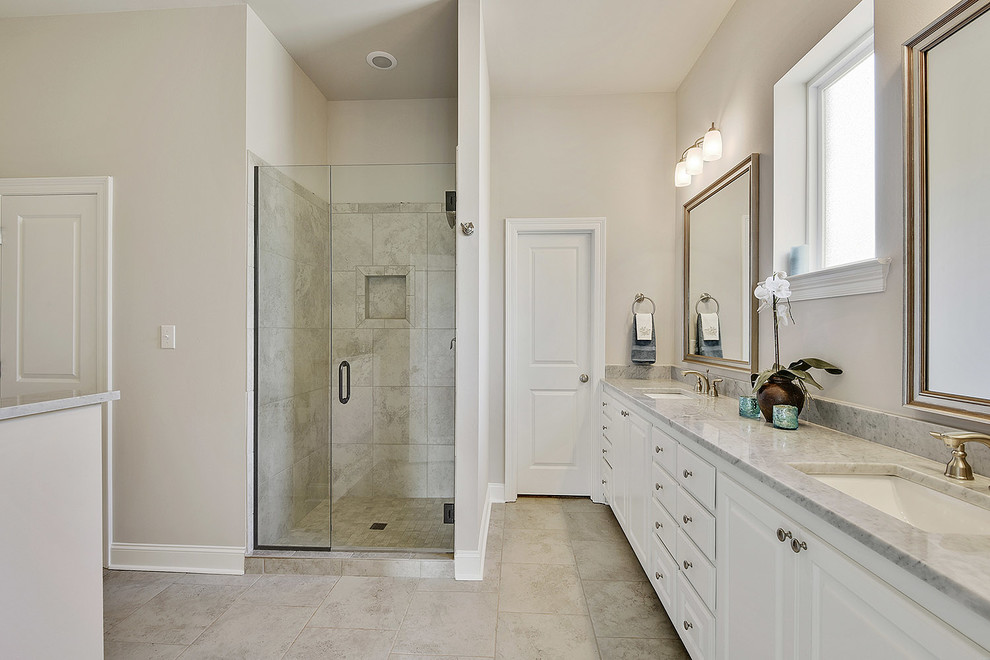Inredning av ett vit vitt en-suite badrum, med luckor med upphöjd panel, vita skåp, en dusch i en alkov, vit kakel, porslinskakel, beige väggar, klinkergolv i porslin, ett nedsänkt handfat, granitbänkskiva, vitt golv och dusch med gångjärnsdörr