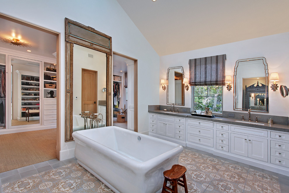 Réalisation d'une salle de bain principale tradition avec un placard à porte shaker, des portes de placard blanches, une baignoire indépendante, un mur blanc, carreaux de ciment au sol, un lavabo encastré, un sol gris et un plan de toilette gris.