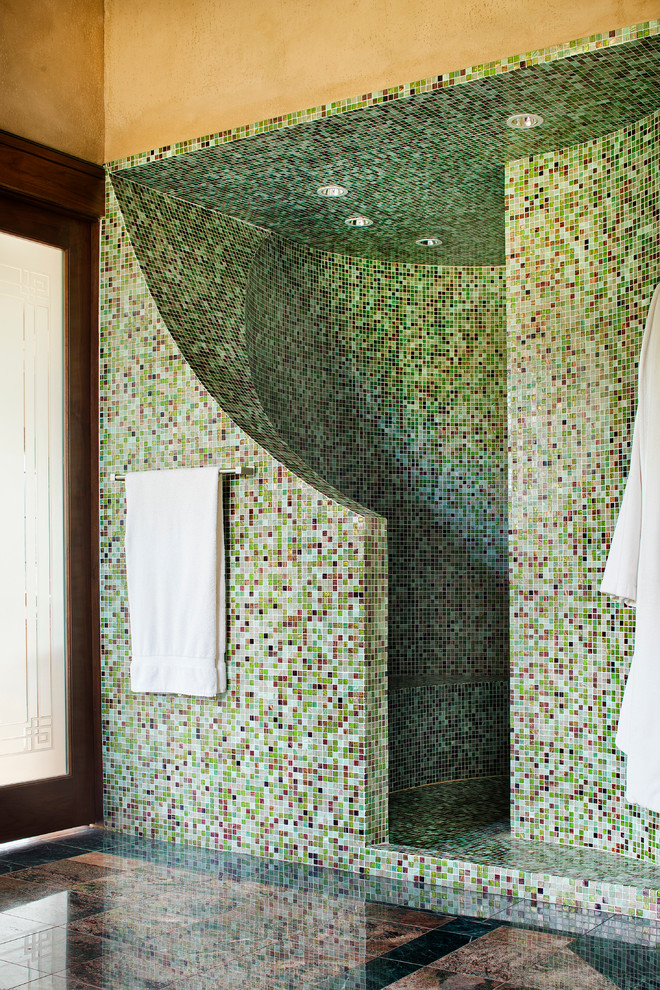 Idéer för medelhavsstil badrum, med en öppen dusch, grön kakel, mosaik och med dusch som är öppen