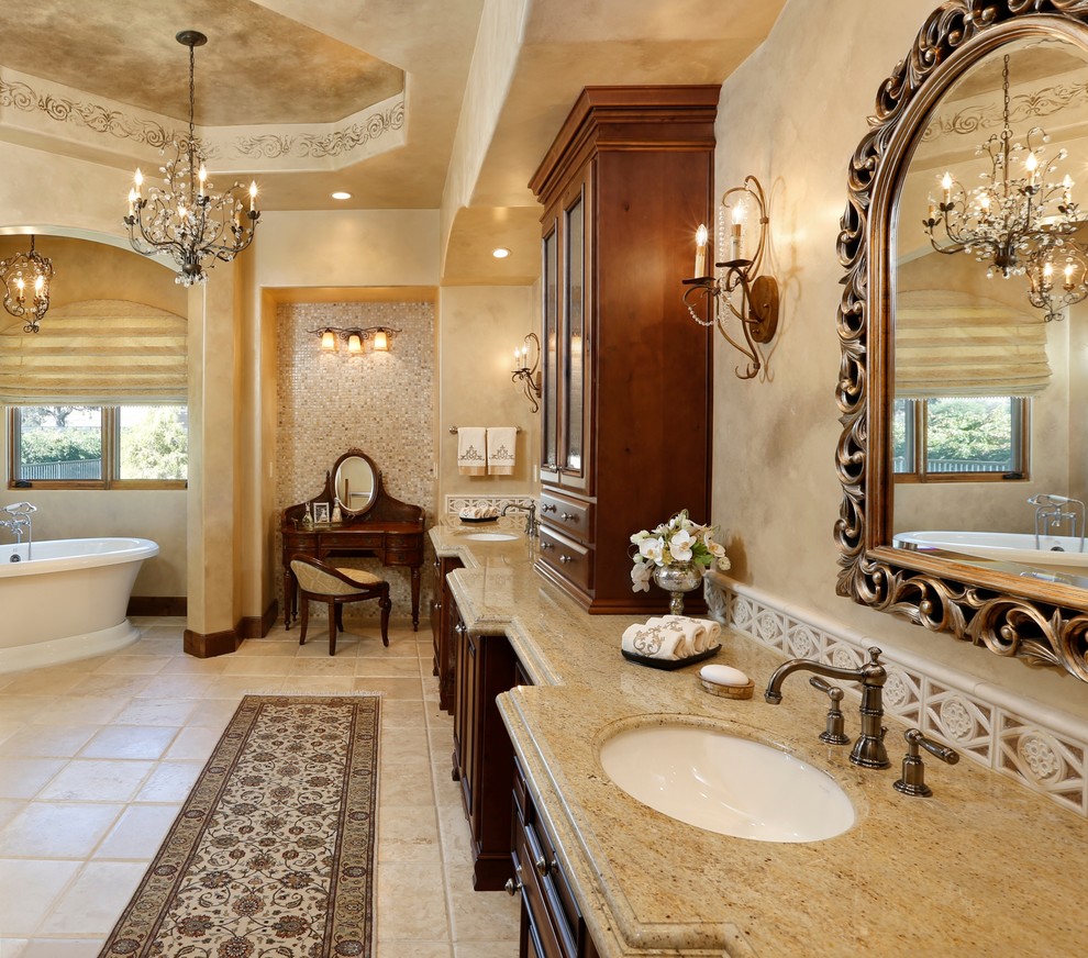 Bild på ett stort vintage en-suite badrum, med skåp i mörkt trä, ett fristående badkar, beige väggar och ett undermonterad handfat