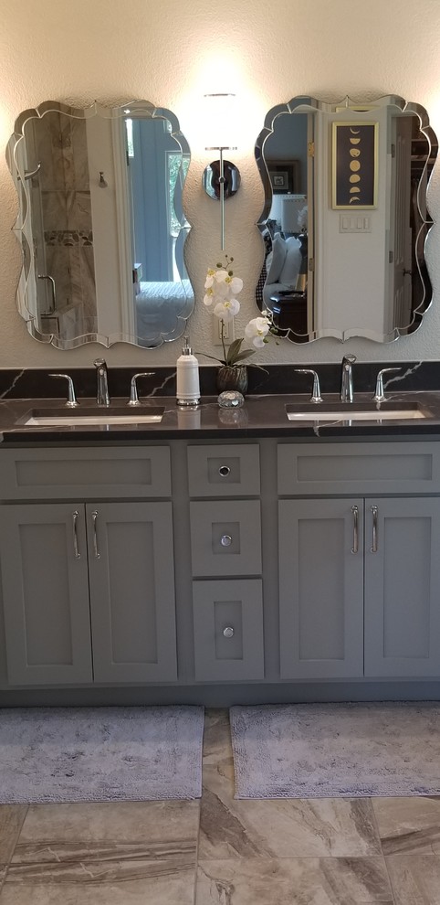 Foto de cuarto de baño principal clásico renovado grande con armarios estilo shaker, puertas de armario negras, encimera de cuarzo compacto y encimeras negras