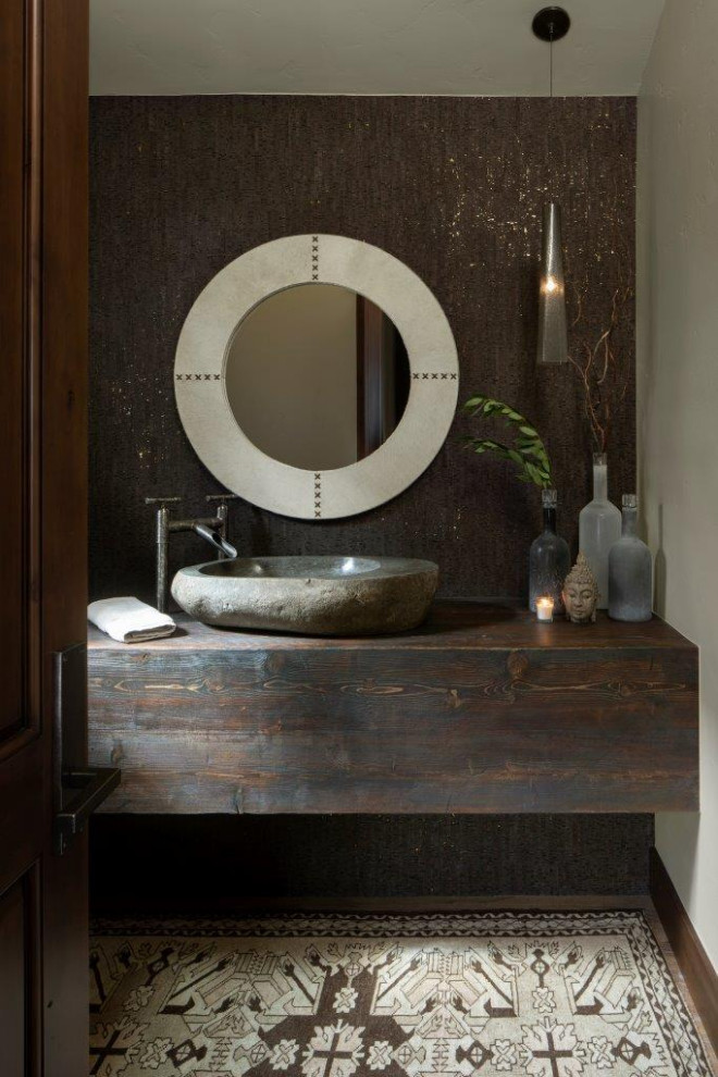 Esempio di una piccola stanza da bagno con doccia con ante in legno bruno, pareti beige e top beige