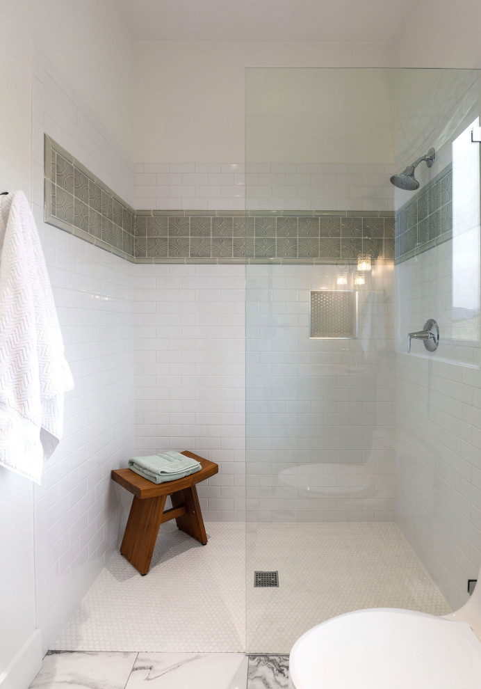 Bild på ett mellanstort 50 tals vit vitt badrum, med en dusch i en alkov, en toalettstol med hel cisternkåpa, vit kakel, keramikplattor, vita väggar, marmorgolv, marmorbänkskiva, vitt golv och med dusch som är öppen