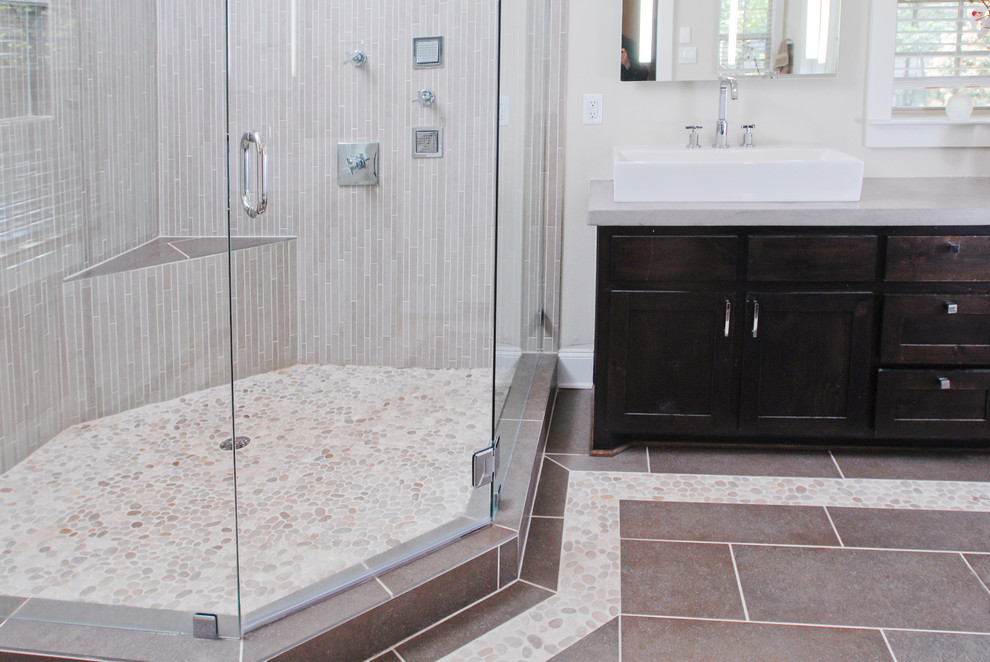Foto di una stanza da bagno tradizionale con lavabo rettangolare, ante in stile shaker, ante in legno bruno, top in quarzite, doccia ad angolo, piastrelle grigie e piastrelle in ceramica