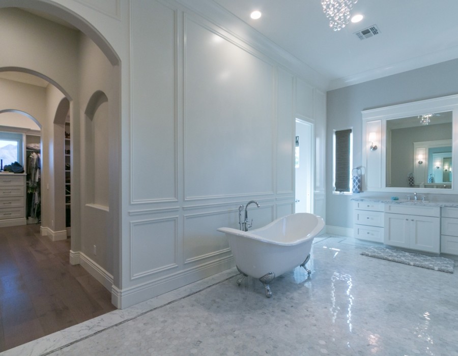 Источник вдохновения для домашнего уюта: огромная главная ванная комната в классическом стиле с фасадами в стиле шейкер, белыми фасадами, ванной на ножках, белыми стенами, мраморным полом, врезной раковиной, мраморной столешницей и серым полом