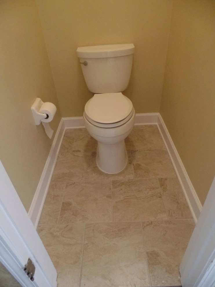 Exempel på ett mellanstort klassiskt toalett, med en toalettstol med separat cisternkåpa, flerfärgad kakel, porslinskakel och klinkergolv i porslin