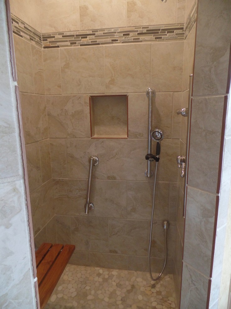 Пример оригинального дизайна: главная ванная комната среднего размера в стиле неоклассика (современная классика) с душем в нише, раздельным унитазом, разноцветной плиткой, керамогранитной плиткой и полом из керамогранита