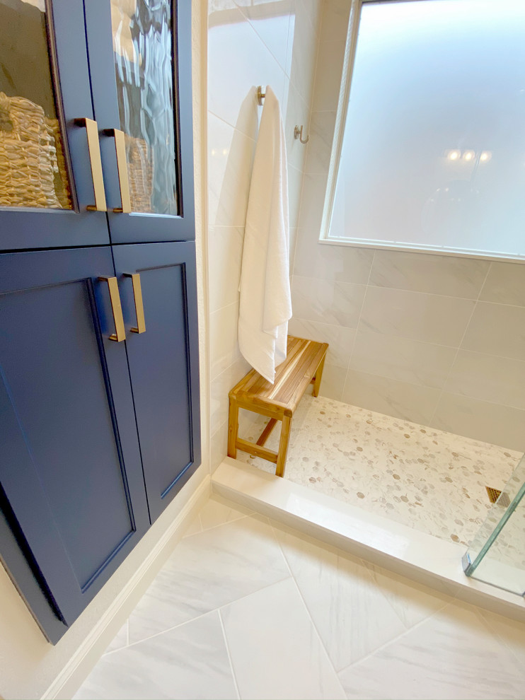 На фото: главная ванная комната среднего размера в современном стиле с фасадами в стиле шейкер, синими фасадами, открытым душем, унитазом-моноблоком, серой плиткой, керамогранитной плиткой, серыми стенами, полом из керамогранита, врезной раковиной, столешницей из искусственного кварца, серым полом, открытым душем, белой столешницей, тумбой под две раковины и подвесной тумбой