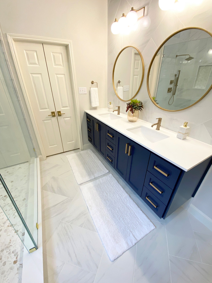 Пример оригинального дизайна: главная ванная комната среднего размера в современном стиле с фасадами в стиле шейкер, синими фасадами, открытым душем, унитазом-моноблоком, серой плиткой, керамогранитной плиткой, серыми стенами, полом из керамогранита, врезной раковиной, столешницей из искусственного кварца, серым полом, открытым душем, белой столешницей, тумбой под две раковины и подвесной тумбой