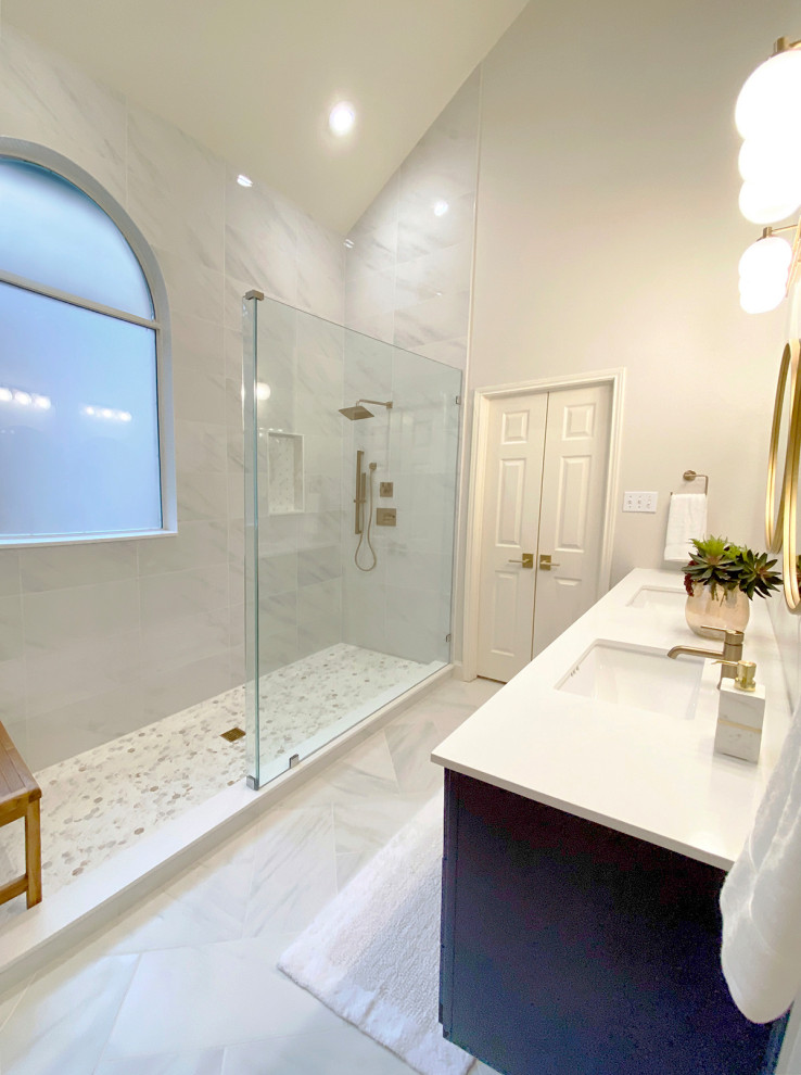 Idéer för att renovera ett mellanstort funkis vit vitt en-suite badrum, med skåp i shakerstil, blå skåp, en öppen dusch, en toalettstol med hel cisternkåpa, grå kakel, porslinskakel, grå väggar, klinkergolv i porslin, ett undermonterad handfat, bänkskiva i kvarts, grått golv och med dusch som är öppen