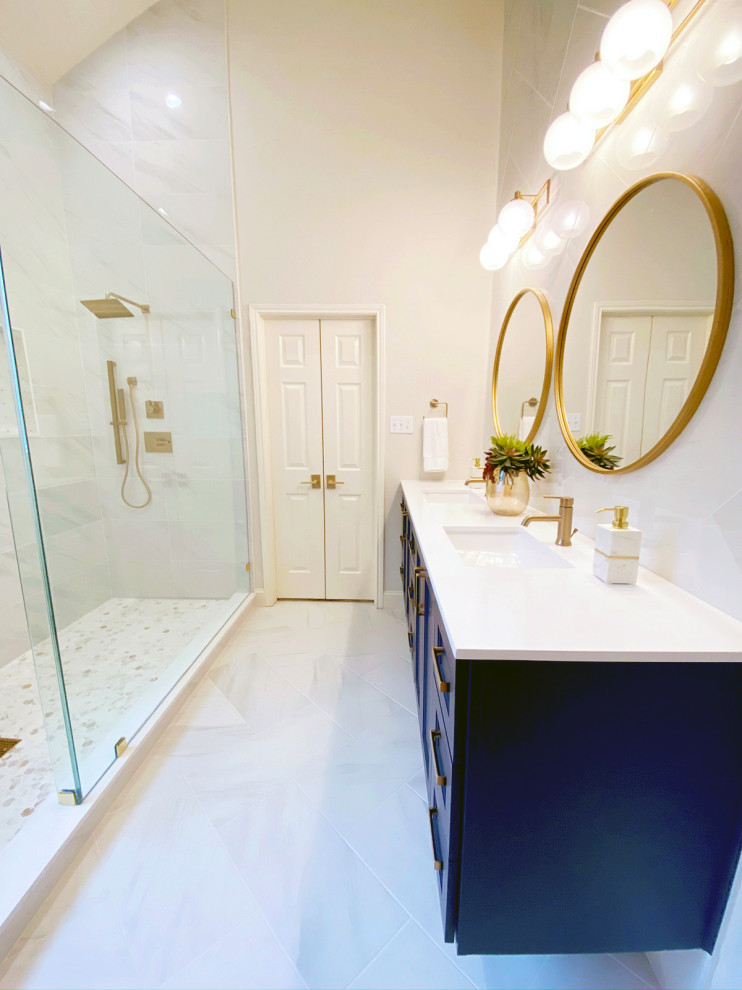 На фото: главная ванная комната среднего размера в современном стиле с фасадами в стиле шейкер, синими фасадами, открытым душем, унитазом-моноблоком, серой плиткой, керамогранитной плиткой, серыми стенами, полом из керамогранита, врезной раковиной, столешницей из искусственного кварца, серым полом, открытым душем, белой столешницей, тумбой под две раковины и подвесной тумбой с