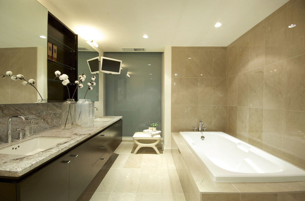 バンクーバーにあるコンテンポラリースタイルのおしゃれな浴室 (御影石の洗面台) の写真