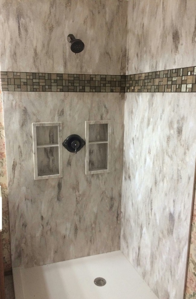Inredning av ett klassiskt mellanstort badrum, med en dubbeldusch, grå kakel, stenhäll och med dusch som är öppen