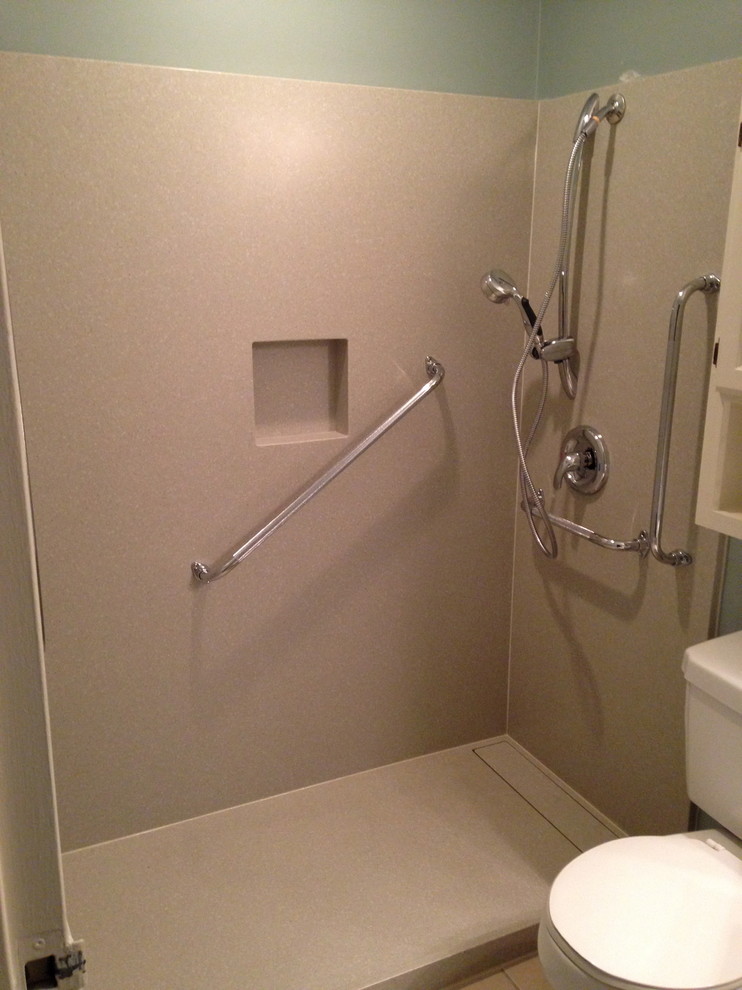 Aménagement d'une salle d'eau contemporaine de taille moyenne avec une douche ouverte, un carrelage gris et des carreaux de porcelaine.