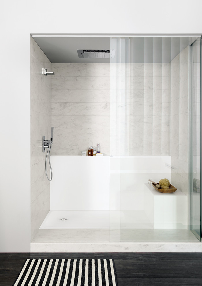 Foto di una stanza da bagno moderna con top in superficie solida