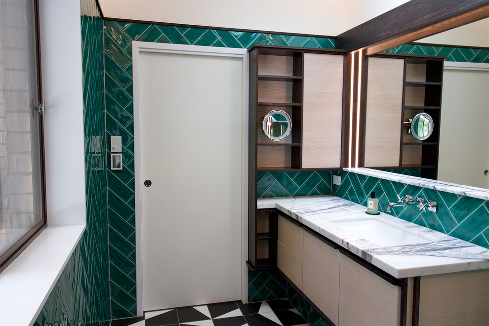 Idéer för att renovera ett stort funkis en-suite badrum, med möbel-liknande, skåp i ljust trä, en öppen dusch, grön kakel, keramikplattor, vita väggar, klinkergolv i keramik, ett undermonterad handfat, svart golv och med dusch som är öppen