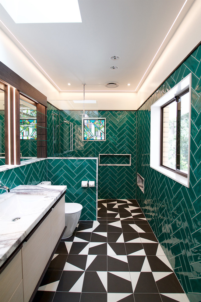 Идея дизайна: большая главная ванная комната в современном стиле с светлыми деревянными фасадами, зеленой плиткой, керамической плиткой, белыми стенами, полом из керамической плитки, врезной раковиной, открытым душем, душем в нише, унитазом-моноблоком, разноцветным полом, серой столешницей и плоскими фасадами