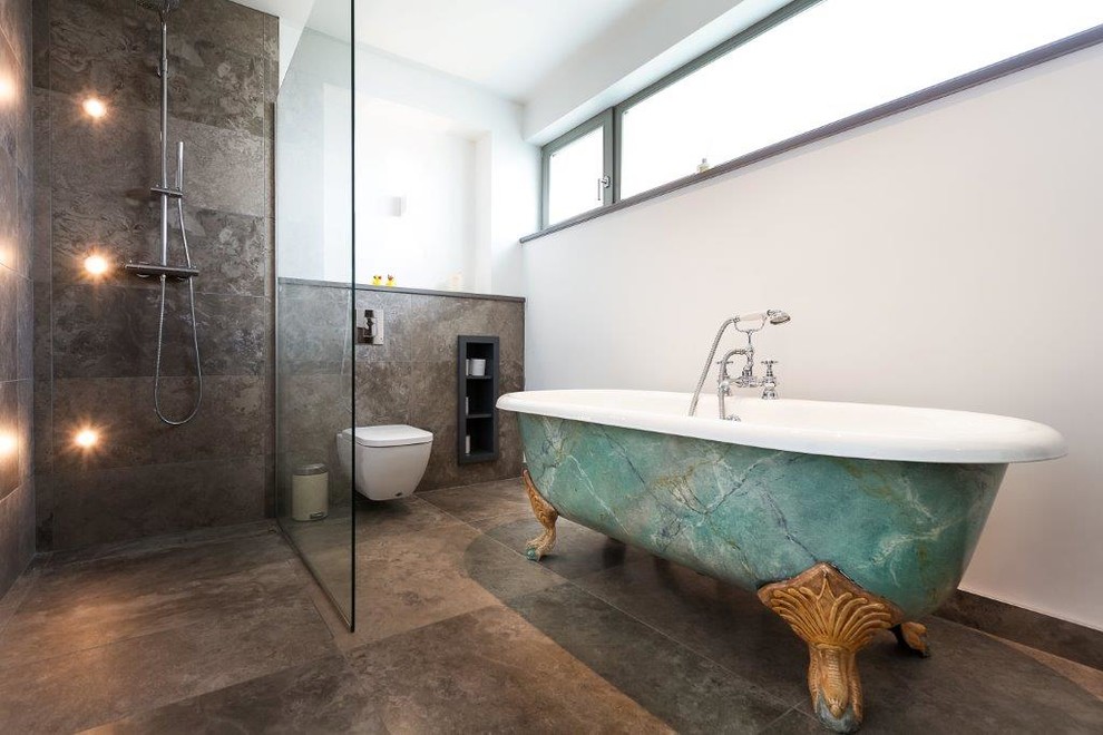 Immagine di una stanza da bagno minimal con doccia aperta