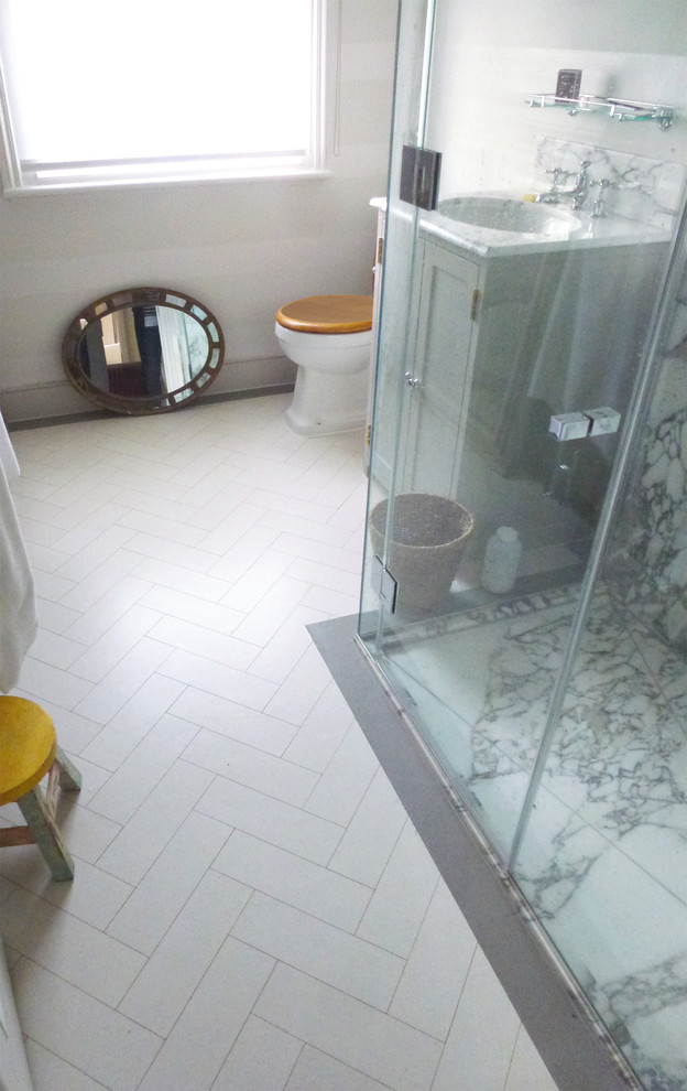 Inspiration för ett litet funkis badrum, med vit kakel och korkgolv