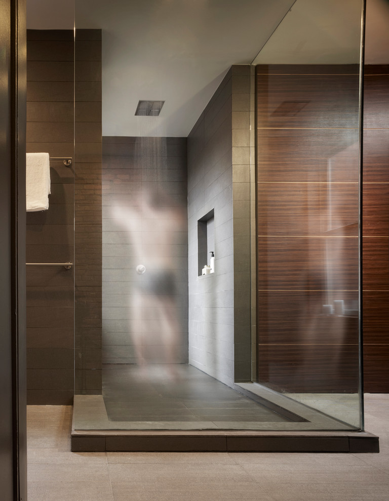 Ispirazione per una stanza da bagno moderna con doccia aperta, piastrelle marroni e doccia aperta