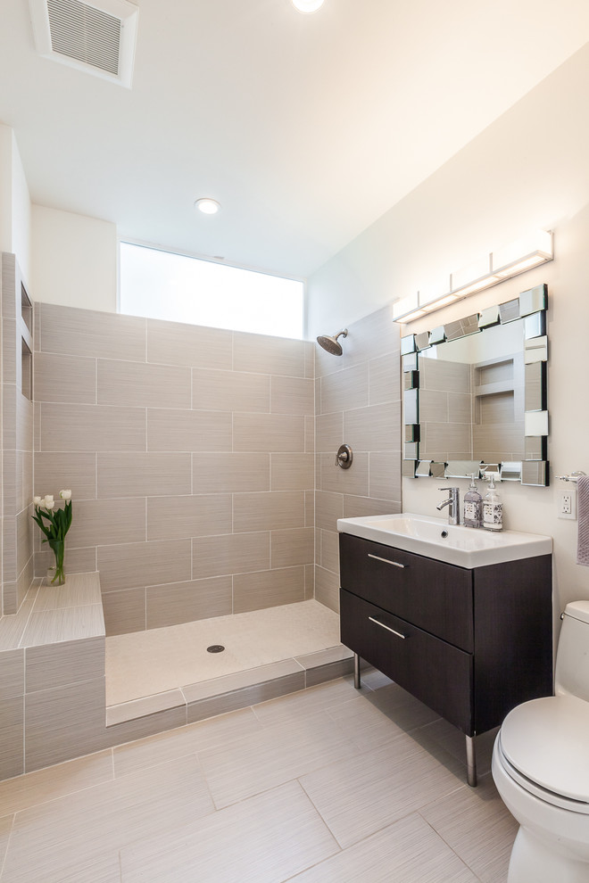 Ejemplo de cuarto de baño contemporáneo de tamaño medio con armarios con paneles lisos, puertas de armario de madera en tonos medios, ducha abierta, lavabo tipo consola, ducha abierta y ventanas